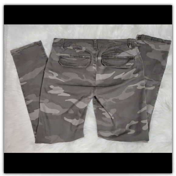 Wit & Wisdom camo cargo style pants size 4P - Picture 2 of 4